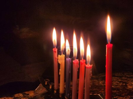 Foto de Velas de Janucá brillando en la habitación oscura - Imagen libre de derechos