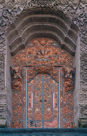 Téléchargez les photos : Porte d'entrée du temple hindou balinais. Architecture indonésienne de lieux saints, ancien temple en pierre sculptée bali avec marches d'entrée - en image libre de droit