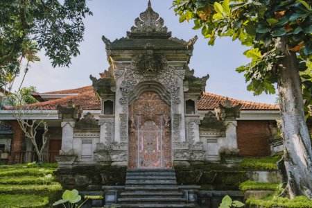 Téléchargez les photos : Temple hindou balinais. Architecture indonésienne de lieux saints, ancien temple en pierre sculptée bali avec marches d'entrée - en image libre de droit