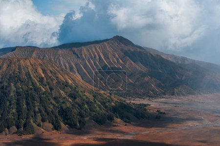 Téléchargez les photos : Vue paysage du volcan bromo avec ciel nuageux. Misty bromo tengger Semeru National Park - en image libre de droit