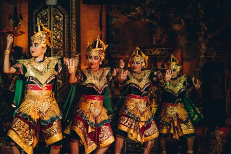 Foto de UBUD, BALI, INDONESIA - 10 DE FEBRERO DE 2023: Danza tradicional Legong y Barong en el Palacio de Ubud, espectáculo de danza balinesa con coloridos artistas vestidos. Ritual religioso tradicional balinés - Imagen libre de derechos