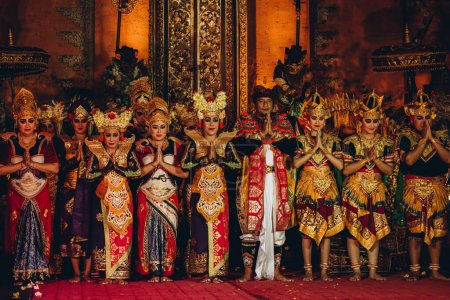 Foto de Espectáculo de danza balinesa con coloridos artistas vestidos. Ritual religioso tradicional balinés - Imagen libre de derechos