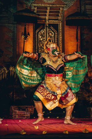 Foto de Artista balinés irreconocible bailando con máscara de espectáculo. Actuación cultural tradicional bali, ritual de danza religiosa - Imagen libre de derechos