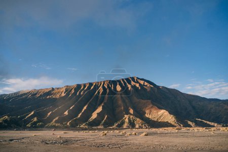 Téléchargez les photos : Vue rapprochée du cratère Bromo. Parc national de Semeru volcan, java attraction touristique célèbre - en image libre de droit