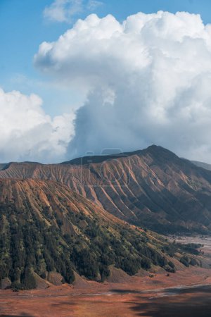 Téléchargez les photos : Vue paysage du volcan bromo avec ciel nuageux. Misty bromo tengger Semeru National Park - en image libre de droit