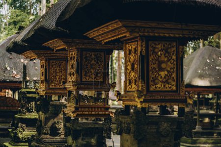 Primer plano de las columnas del templo balinés en el bosque de monos. Edificio de arquitectura tradicional indonesia