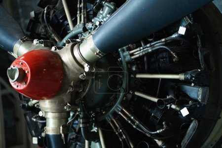 Téléchargez les photos : Vieux détails de mécanicien de moteur de l'avion d'hélice vintage, vue rapprochée de moteur - en image libre de droit