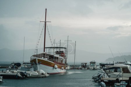 Schaluppe getakelte Segelboote, die an der Anlegestelle im Yachthafen Biograd na Moru in Kroatien festmachen