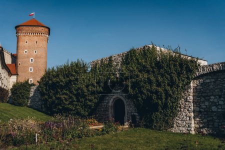 Steinturm und Mauer, grüner Garten des Königsschloss-Komplexes Wawel in Krakau, Polen