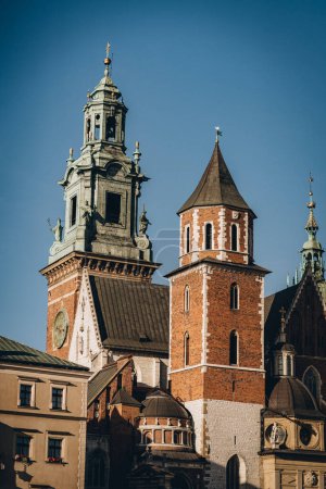Horloge et statues sur la tour médiévale en pierre du château royal de Wawel, Cracovie, Pologne