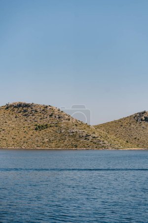 Playa remota del desierto y rocas de la isla de Dugi Otok en aguas azules del mar Adriático, Croacia