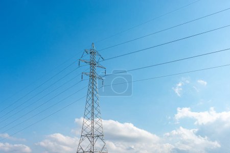 Foto de Pilón de acero con líneas de distribución de energía eléctrica de alto voltaje - Imagen libre de derechos