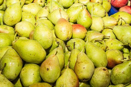 Aliments antioxydants à haute énergie, poires juteuses booster la santé super fruits en vente sur le marché local des fruits. Concept de santé nutritionnelle