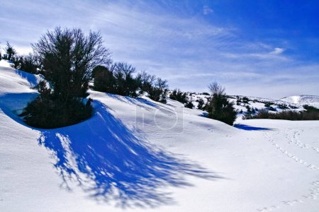 Unique hiver merveilleuse tour de route de haute montagne, neige immaculée dans le ciel bleu. Randonnée pédestre méditerranéenne aventure sur les montagnes de Psiloritis, Héraklion, Crète, Grèce