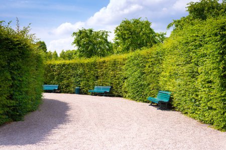 Barocke Parkpromenade mit Holzbänken in den berühmten Gärten von Hereenhasusen in Hannover