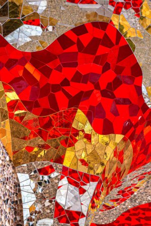 Cristaux abstraits de verre d'art mural, décoration d'éléments de mosaïque de pierres de galets. Détail de rouge, orange, jaune, or, verre ondes de couleur argent de motifs artistiques abstraits ornementaux mosaïque texture fond