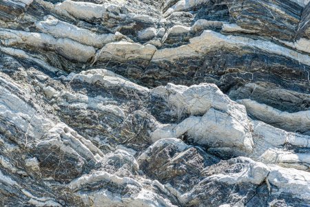 Fuerza natural comprimida prominentes capas rocosas agrietadas estructura detalles, en varias formas, colores, espesores, en la costa central sur de Creta, Grecia. Naturaleza Concepto de ciencia geológica