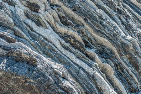 Die Naturgewalt komprimierte markante rissige Gesteinsschichten strukturieren Formationsdetails in verschiedenen Formen, Farben und Dicken an der zentralen Südküste Kretas, Griechenland. Geologisches Naturwissenschaftliches Konzept