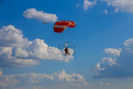 Téléchargez les photos : 31 July 2022 Skutec, Czech Republic. Parachutist on the background of the blue sky, sports entertainment. Professional sports. - en image libre de droit