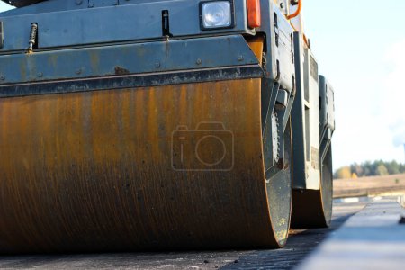 Foto de El rodillo sucio de la carretera está esperando el trabajo - Imagen libre de derechos
