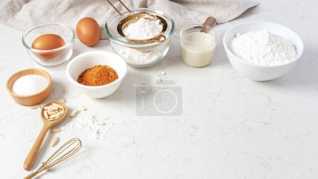 Foto de Fondo para hornear y cocinar, azúcar morena, mantequilla, harina, huevos y leche con utensilio sobre mesa de mármol con espacio para copiar - Imagen libre de derechos