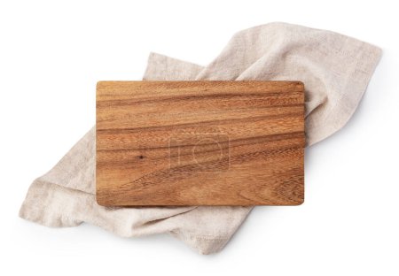 Planche à découper en bois sur serviette en lin isolée sur fond blanc, vue dégagée