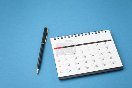 Foto de Calendario con pluma sobre fondo azul - Imagen libre de derechos
