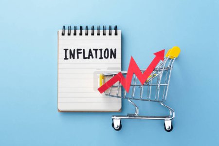 Foto de Concepto de inflación y aumento de los precios al consumo sobre fondo azul - Imagen libre de derechos