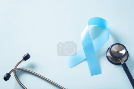 Téléchargez les photos : Ruban bleu et stéthoscope sur fond clair, journée mondiale du diabète, mois de sensibilisation au cancer de la prostate - en image libre de droit