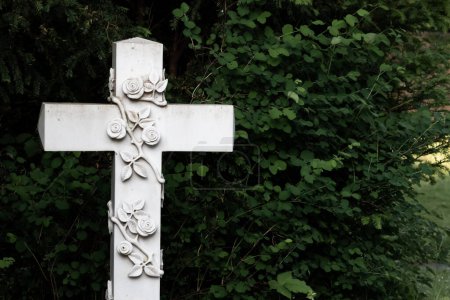 Foto de Hermosa estatua de cruz en la tumba - Imagen libre de derechos