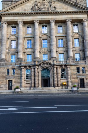 Foto de Dusseldorf, Alemania 10 15 2023: Tribunal Regional Superior de Dsseldorf como capital del NRW alemán muestra el sistema judicial con el demandante y el acusado en los procesos judiciales para los procesos penales de abogados - Imagen libre de derechos
