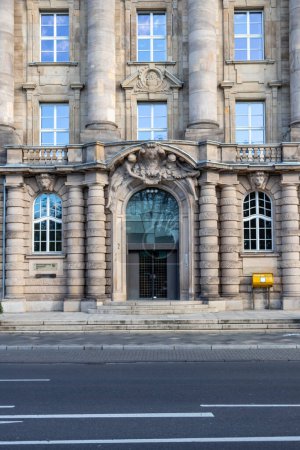 Téléchargez les photos : Düsseldorf, Allemagne 10 15 2023 : Le tribunal régional supérieur de Dsseldorf en tant que capitale de la RNW allemande montre le système judiciaire avec le plaignant et le défendeur dans les procédures judiciaires pour les avocats processus criminels - en image libre de droit