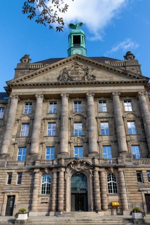 Téléchargez les photos : Düsseldorf, Allemagne 10 15 2023 : Le tribunal régional supérieur de Dsseldorf en tant que capitale de la RNW allemande montre le système judiciaire avec le plaignant et le défendeur dans les procédures judiciaires pour les avocats processus criminels - en image libre de droit