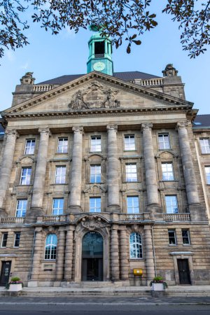 Foto de Dusseldorf, Alemania 10 15 2023: Tribunal Regional Superior de Dsseldorf como capital del NRW alemán muestra el sistema judicial con el demandante y el acusado en los procesos judiciales para los procesos penales de abogados - Imagen libre de derechos