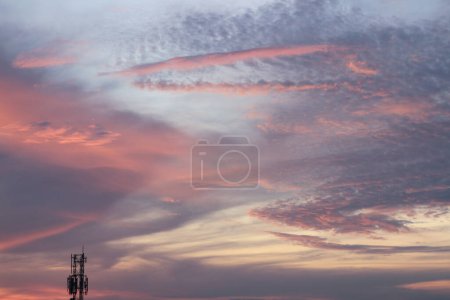 Foto de Foto del cielo por la mañana acompañada de delgadas nubes nubladas - Imagen libre de derechos