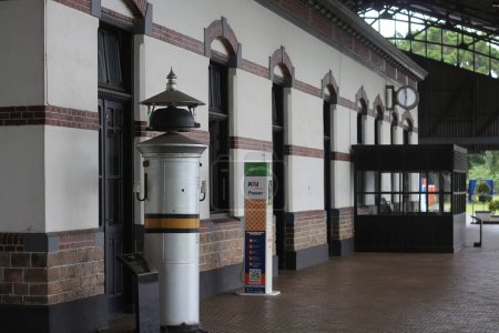 Foto de Un hombre del museo del ferrocarril mantuvo la antigua estación de campana limpia y bien durante los días de mantenimiento - Imagen libre de derechos