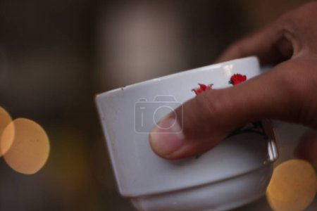 Foto de Mano sosteniendo café en taza blanca. - Imagen libre de derechos