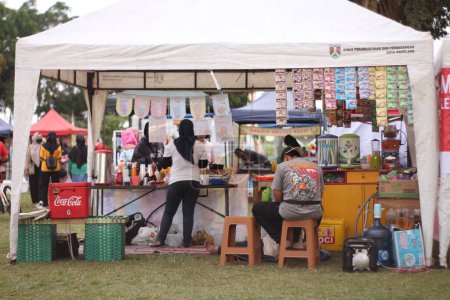 Téléchargez les photos : L'atmosphère du centre-ville de Magelang qui se transforme en un marché tandis que de nombreux commerçants et acheteurs transigent directement en utilisant de l'argent liquide. - en image libre de droit