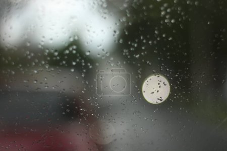 Téléchargez les photos : Rosée et goutte de pluie sur le pare-brise - en image libre de droit