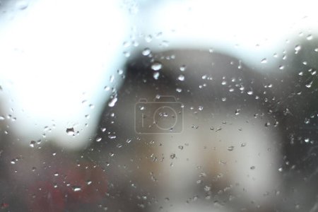 Téléchargez les photos : Rosée et goutte de pluie sur le pare-brise - en image libre de droit