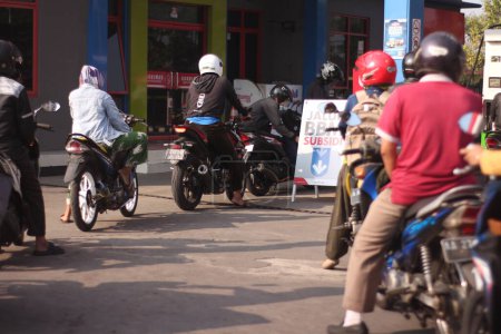 Foto de Motocicletas en cola para repostar en una gasolinera. - Imagen libre de derechos