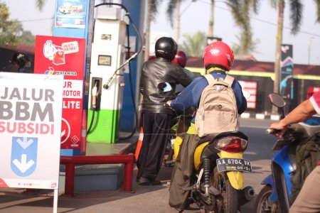Foto de Motocicletas en cola para repostar en una gasolinera. - Imagen libre de derechos