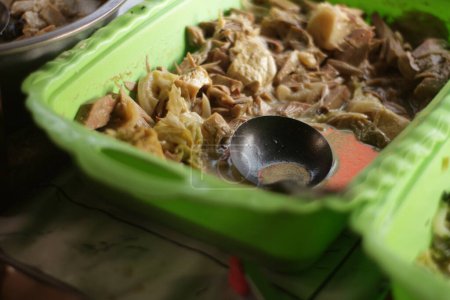 Téléchargez les photos : Focus sélectif sayur lodeh nangka (jeune légume jacquier) servi dans une casserole. C'est un aliment traditionnel indonésien, ce légume utilise des épices de cuisine complètes, du lait de coco et généralement donné indonésien - en image libre de droit
