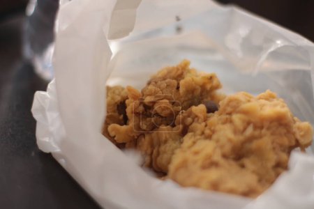 Foto de "El pollo frito crujiente se envuelve en una bolsa de plástico blanco." - Imagen libre de derechos