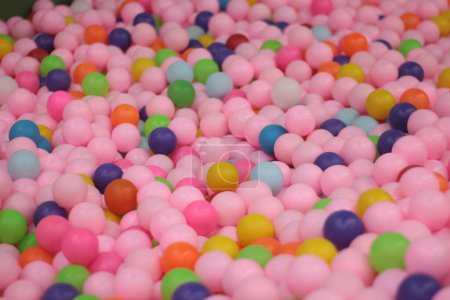 Foto de Un montón de pequeñas bolas vibrantes para un baño de bolas - Imagen libre de derechos