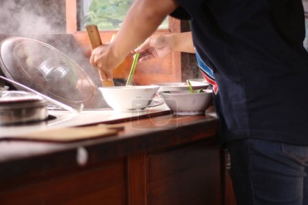 Selektiver Fokus Mie ayam ist ein gängiges indonesisches Gericht aus gewürzten gelben Weizennudeln, garniert mit gewürfeltem Hühnerfleisch.