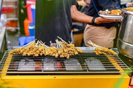 Padang Sate liegt auf einem gelben Grill, Frontansicht