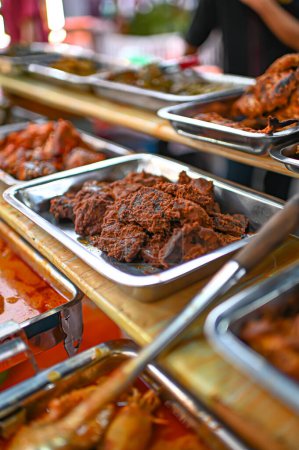 Varios tipos de alimentos Padang que se centran en la carne rendang