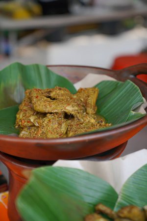 Téléchargez les photos : Nourriture balinaise typique poulet et accompagnements dans une assiette - en image libre de droit