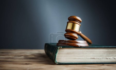 Téléchargez les photos : Juge sur le livre sur la table en bois - en image libre de droit